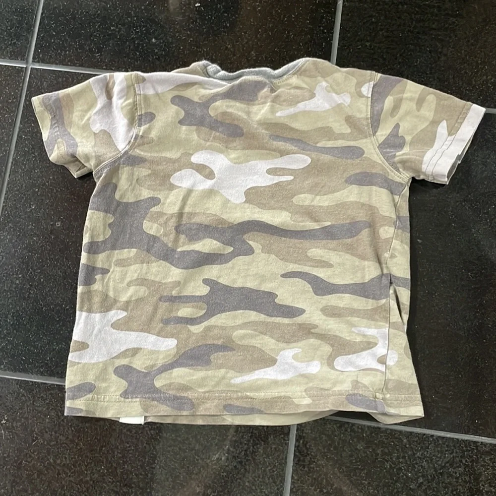 ♡Carter's army T-shirt size 2T